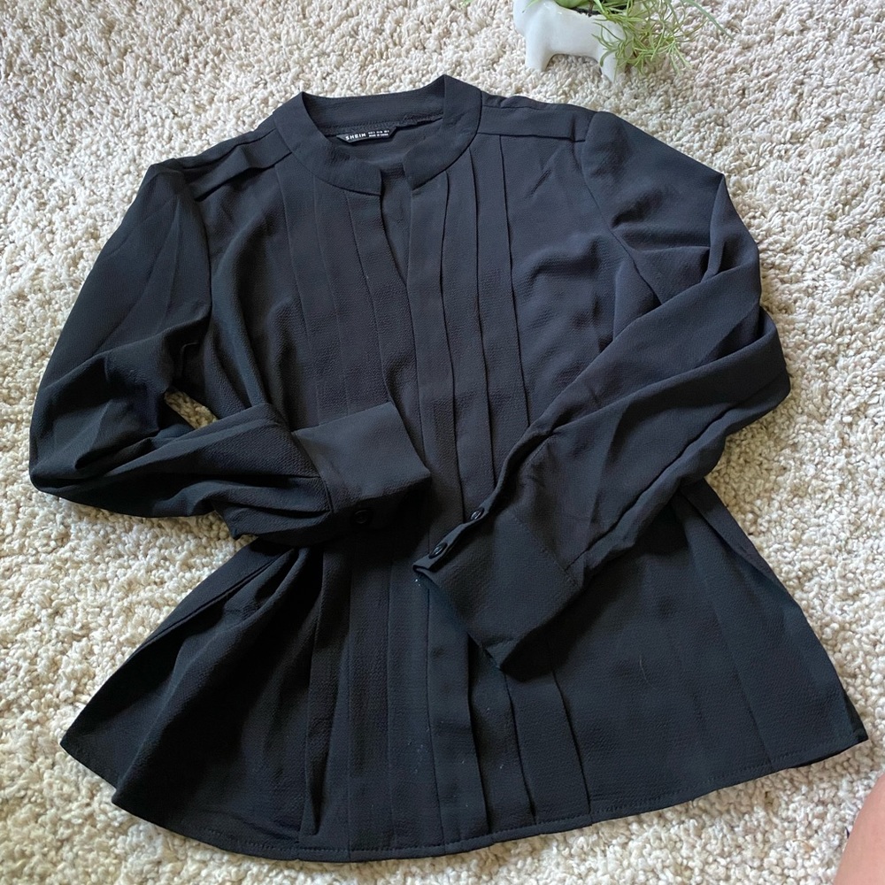 Sophisticated business casual Shein Black blouse with slotted V neck 🎵☀️
